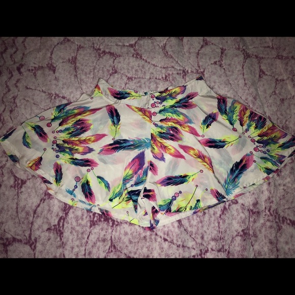 Feather Print Shorts - Picture 4 of 5